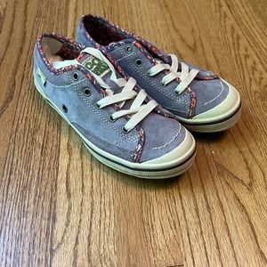 Simple Sneakers Light Purple Floral Sneakers 5.5